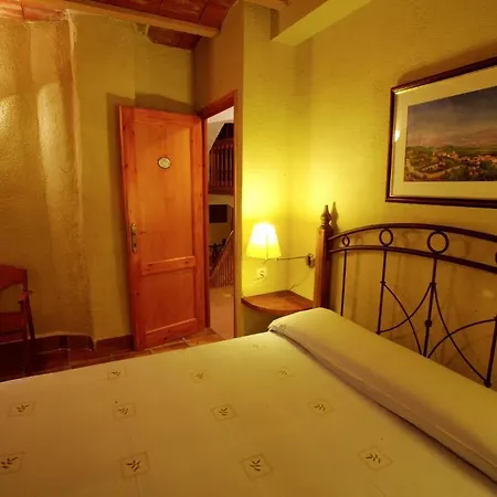 Country house La Olivera Rural Con Piscina Jacuzzi Sauna Y Suites Con Banera Hidro *