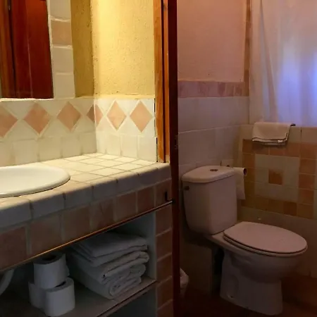 Country house La Olivera Rural Con Piscina Jacuzzi Sauna Y Suites Con Banera Hidro *