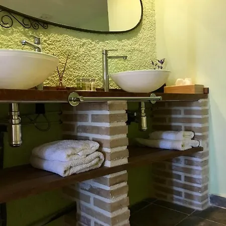 Country house La Olivera Rural Con Piscina Jacuzzi Sauna Y Suites Con Banera Hidro *